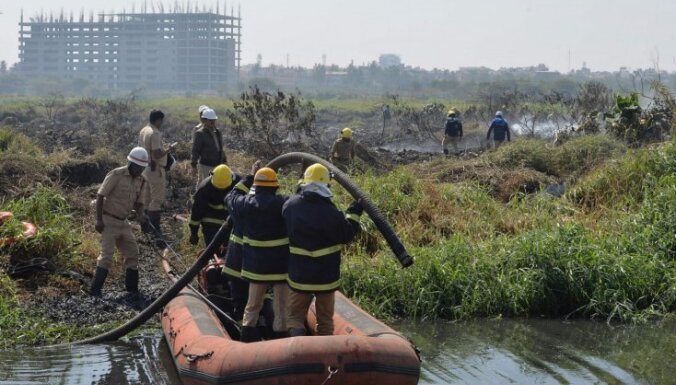 Foto: Indijas karavīri cīnās ar ugunsgrēku piesārņotā ezerā