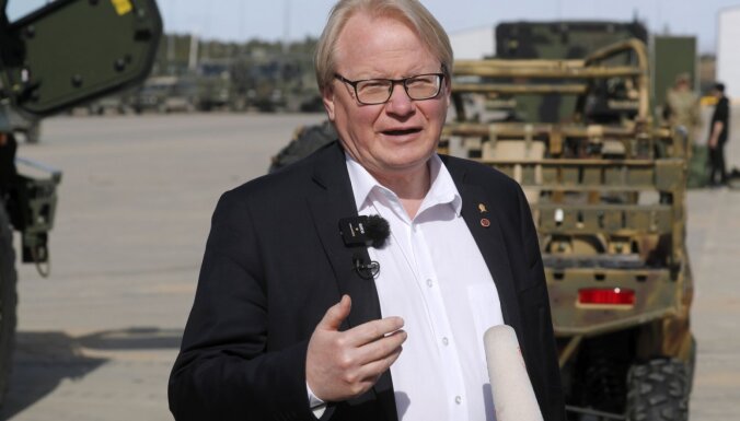 Pievienošanās NATO stiprinātu Ziemeļvalstu aizsardzības spējas, pauž Zviedrijas aizsardzības ministrs