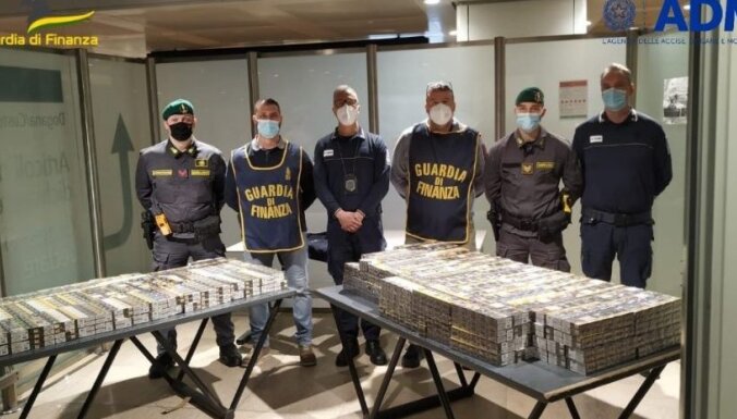 ФОТО. Италия: в Венеции у граждан Латвии изъяли три сумки с контрабандой