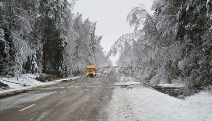 Sniegs un apledojums ceturtdienas rītā apgrūtina braukšanu visā Latvijā