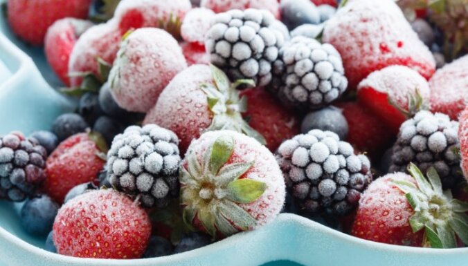 Izzūd vitamīni, saglabājas mikroelementi: svarīgākais par saldētu dārzeņu un augļu vērtību