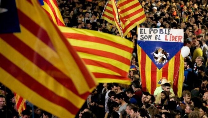 Katalonijas neatkarību atbalstošās partijas piekrīt piedalīties pirmstermiņa reģionālajās vēlēšanās