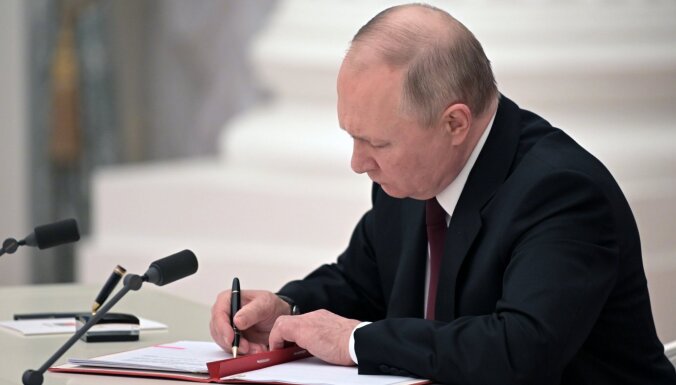 Putins atzīst Doņeckas un Luhanskas 'republiku' neatkarību; Krievijas spēki 'uzturēs mieru' (plkst. 00:26)