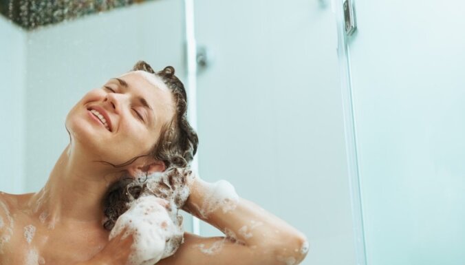 sieviete mazgāties šampūns mati vannasistaba