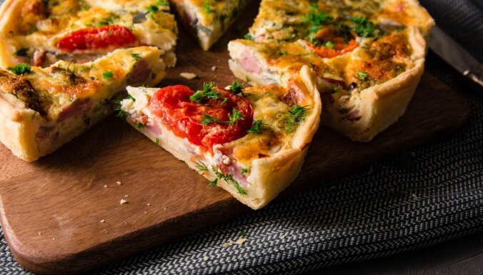 Sāļā smilšu mīklas tarte ar cauraudzīti, sieru un tomātiem