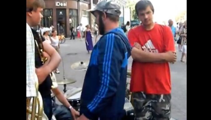 Очевидец: На "Днях города" уличных музыкантов обвинили в "создании шума" (видео)