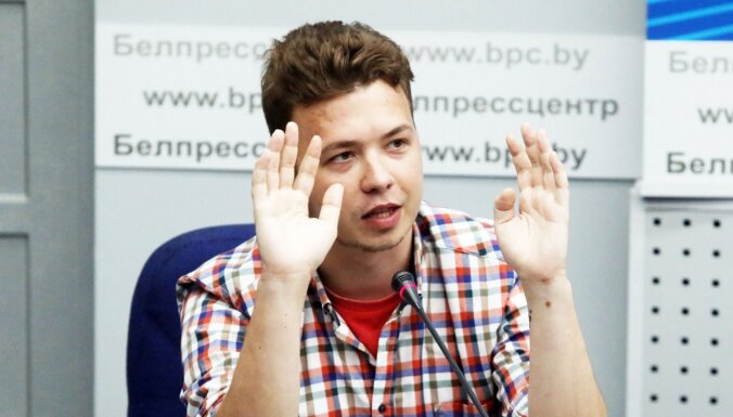 Baltkrievijā aizturētais Protasevičs parādās preses konferencē