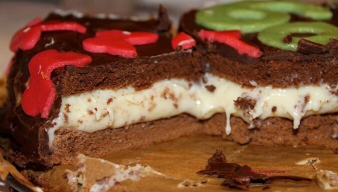 Brūnā biskvīta kūka ar kokosa un šokolādes kēmu