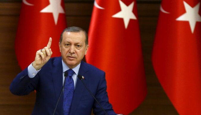 Erdogans un Tramps telefonsarunā apsprieduši drošības zonas izveidošanu Sīrijā