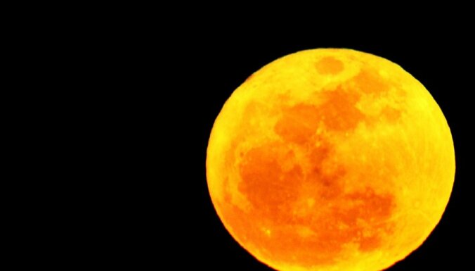 Луна зависла над Землей в "суперпозиции"