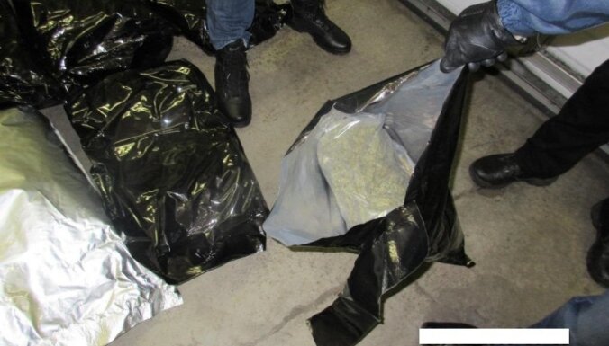 Таможенники конфисковали у контрабандистов 12 кг марихуаны и гашиша