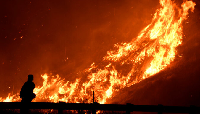 Лесные пожары в Калифорнии: миллионы жителей могут остаться без света