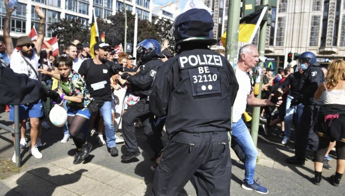 Berlīnē protestē pret Covid-19 noteiktajiem ierobežojumiem; policija izklīdina demonstrāciju