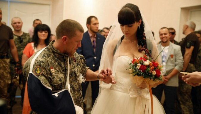 Līgava ar pistoli, viesi uniformās: tā precas separātisti Doņeckā