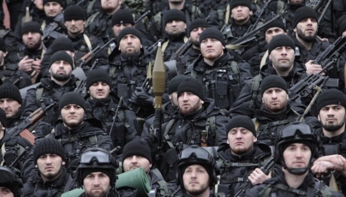 Foto: Kadirovs sapulcina čečenu drošībniekus; nodēvē par 'Putina brīvprātīgajiem'