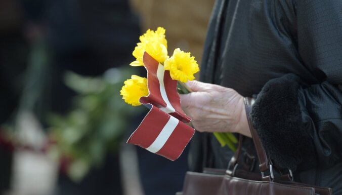 Latvijā ar atceres pasākumiem piemin 14. jūnija deportāciju upurus