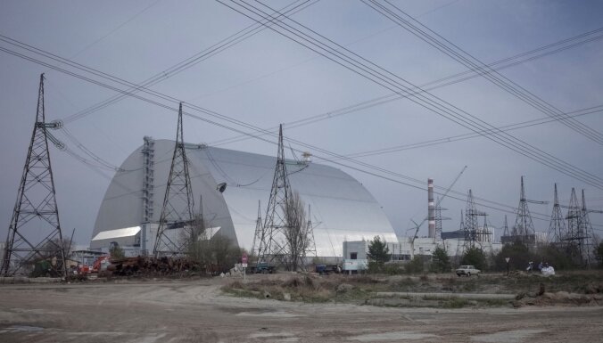 Okupācijas spēku tehnika Černobiļā saceļ putekļus: cik bīstams ir radiācijas pieaugums