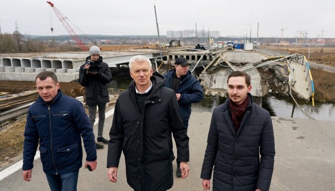Foto: Kariņš apmeklē Irpiņu un Buču; apliecina atbalstu Ukrainai