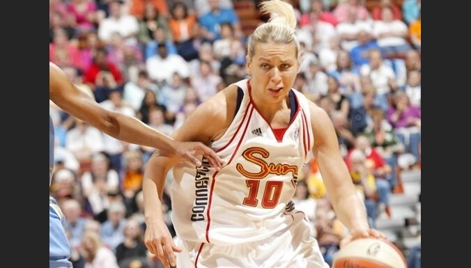 Jēkabsone-Žogota palīdz 'Sun' pieveikt WNBA čempiones