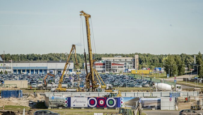 ФОТО. Началось строительство эстакады Rail Baltica в международном аэропорту "Рига"