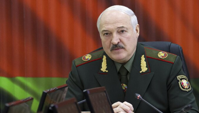 ФОТО. Белорусская диаспора Латвии пикетировала референдум, на котором "обнуляют" Лукашенко
