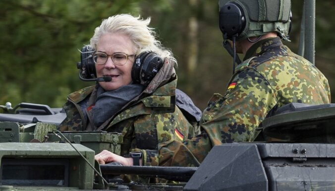 'Business Insider': Bijusī Vācijas aizsardzības ministre aizliegusi veikt tanku 'Leopard' inventarizāciju