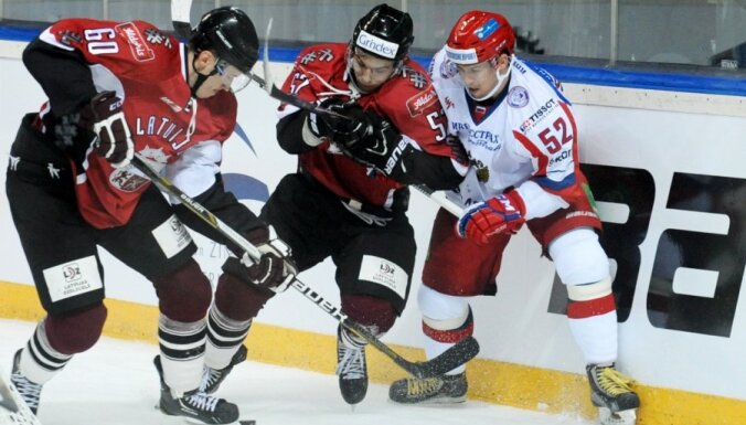 Foto: Latvijas hokeja izlase sīvā cīņā piekāpjas Krievijai