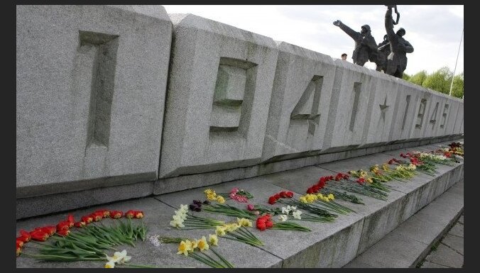 В защиту памятника Победы в Риге собрано свыше 17 000 подписей