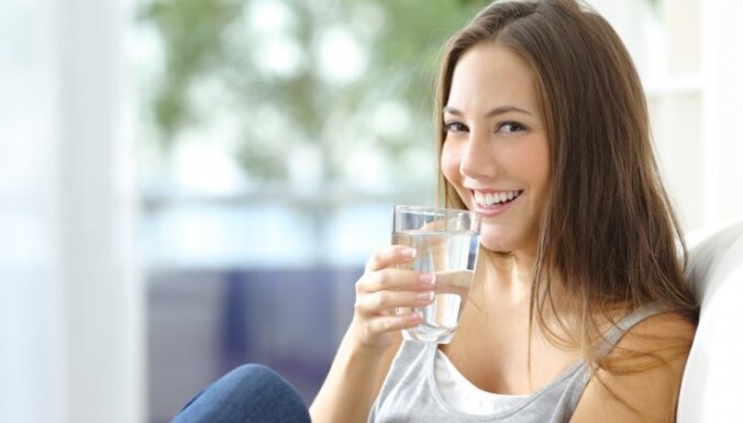 Опрос: больше половины жителей Латвии выпивают только литр воды в день