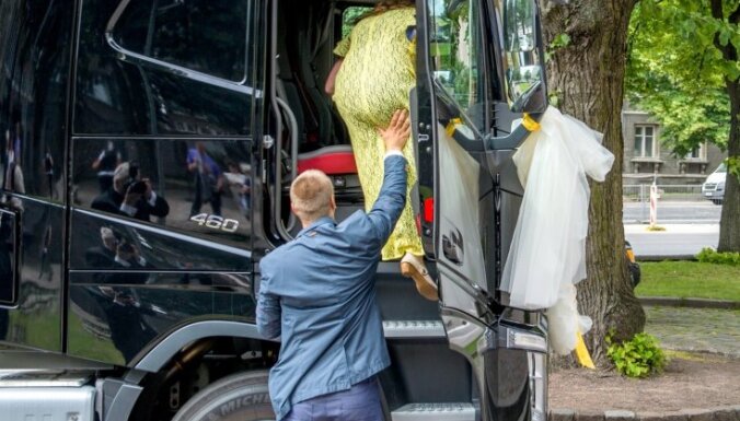 Igaunijā līgava uz kāzām ierodas kravas auto