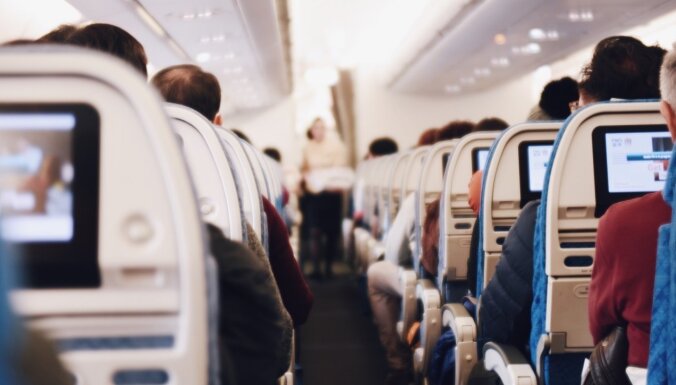 Aviokompānija piedāvājusi 10 000 dolāru pasažieriem, kuri brīvprātīgi atteikušies no vietas pārpildītā lidmašīnā