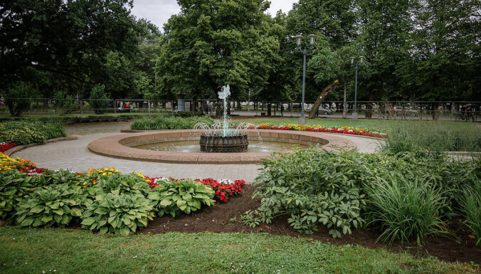 ФОТО: В парке Эспланада отремонтировали пешеходные дорожки и включили фонтаны