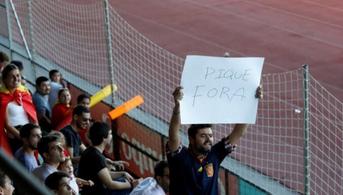 Spānijas futbola fani treniņā izsvilpj Pikē