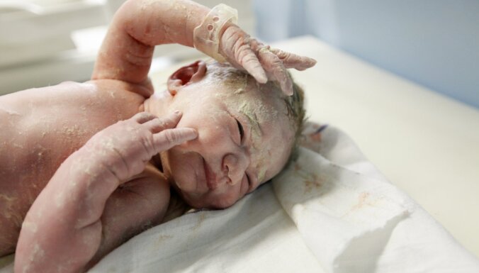 Kāpēc svarīgi mazuli mazgāt tikai 24 līdz 48 stundas pēc piedzimšanas
