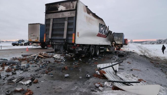 Igaunijā pēc sadursmes aizdegusies kravas automašīna no Latvijas; vadītājs gājis bojā