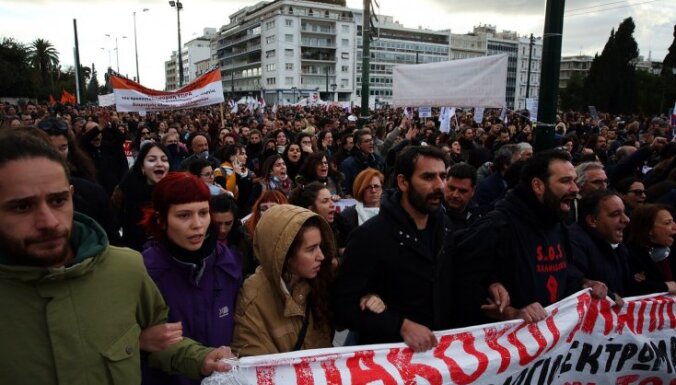 Grieķijā policisti ar asaru gāzi mazina skolotāju protestus
