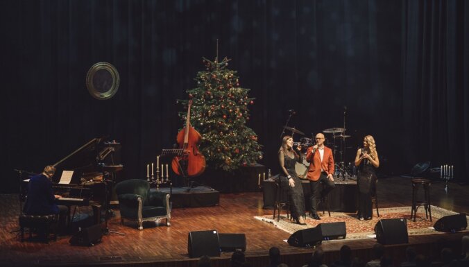 Foto: 'Lielajā dzintarā' izskanējušas Ziemassvētku džeza zelta repertuāra dziesmas