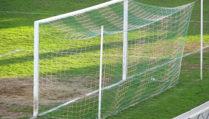 Huligāni 'Crvena Zvezda' futbolistiem sasit mašīnas un iemet tajās šampūnu