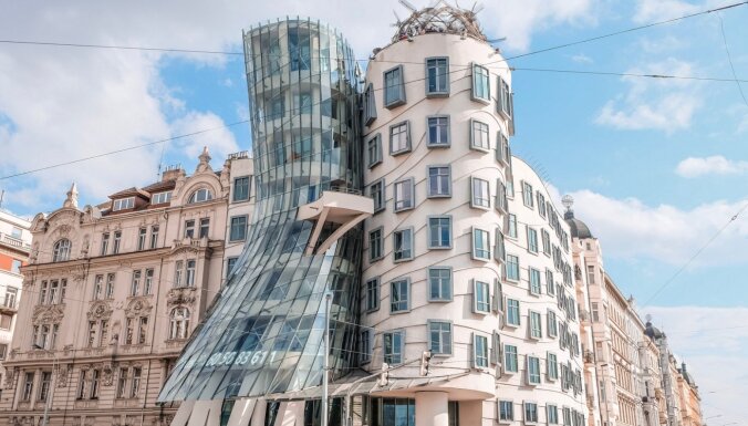 Ēka, kas jāredz savām acīm: kino pāra iedvesmotā 'Dejojošā māja' Prāgā