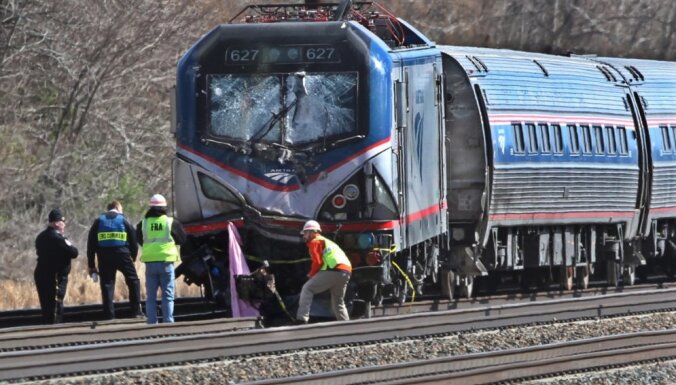 No sliedēm nobraucot pasažieru vilcienam, ASV gājuši bojā divi cilvēki