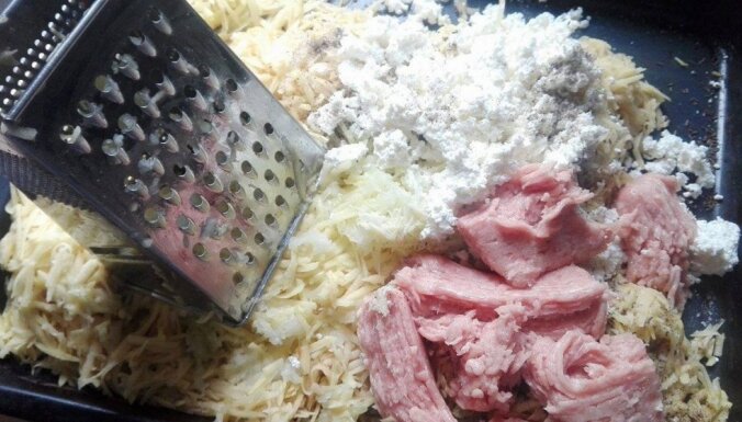 'Slinkais' kartupeļu sacepums ar malto gaļu un biezpienu