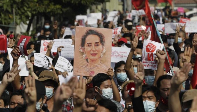 В Мьянме по демонстрантам открыли огонь, в Янгон введены танки