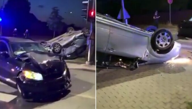Video: Sadursmē Liepājā BMW uz jumta apgāzis 'Toyota' spēkratu