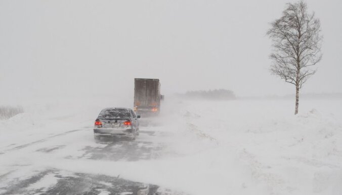 Снегопад и гололед затрудняют движение по главным дорогам Латвии