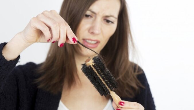 Болезнь, затяжной стресс, неудачное окрашивание: как остановить выпадение волос