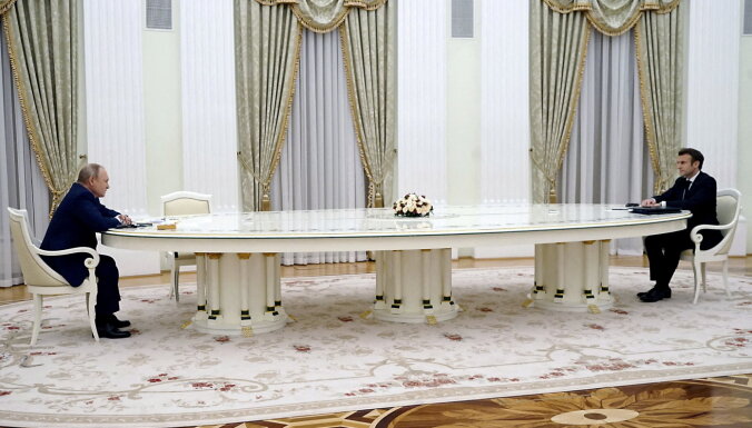 В Кремле объяснили, почему Путина с Макроном разъединял шестиметровый стол