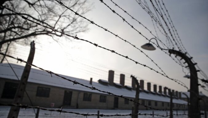 Vācijā tiesā 94 gadus vecu Aušvicas nāves nometnes apsargu