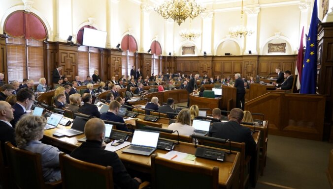 Saeima līdz rītausmai lemj par budžetu – saīsina debašu laiku; opozīcija pikta
