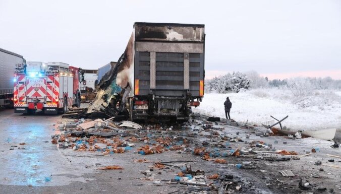 Igaunijā pēc sadursmes aizdegusies kravas automašīna no Latvijas; vadītājs gājis bojā