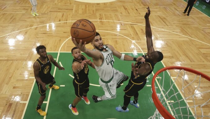 'Celtics' trešajā mačā 'salauž' 'Warriors' un atgūst vadību NBA finālsērijā